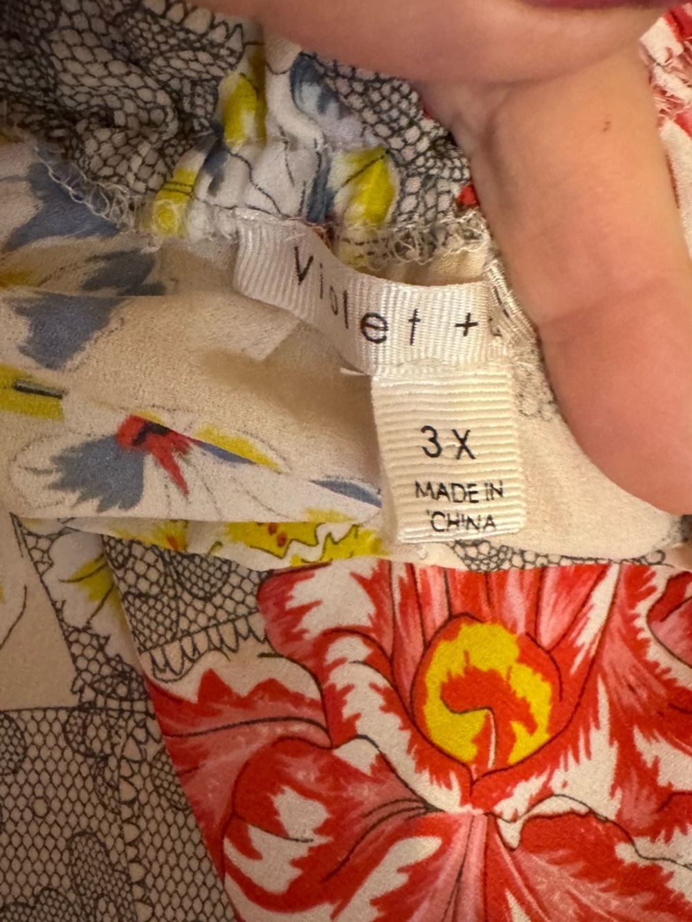 Cream Floral Ruffle-Sleeve Blouse w/Pretty Red & Yellow Print  PLUS: 3X    #14 - Picture 8 of 8